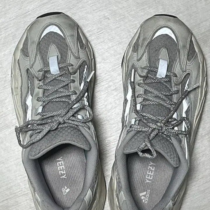 [BUNJANG] Adidas Yeezy 700 V2 Static Sneakers / 이지 700 V2 스태틱 265
