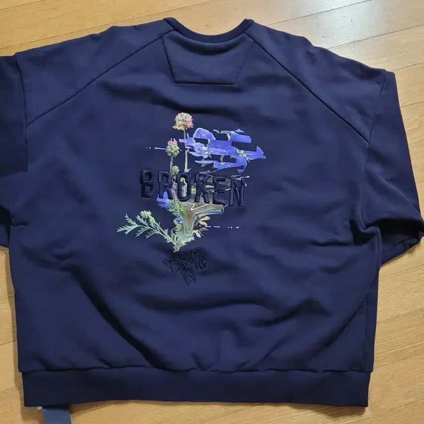 [BUNJANG] Juun.J 23FW Broken Flower Navy Sweatshirt M (105) / 준지 / (새상품) 23FW 브로큰 플라워 네이비 맨투맨 / M(105)
