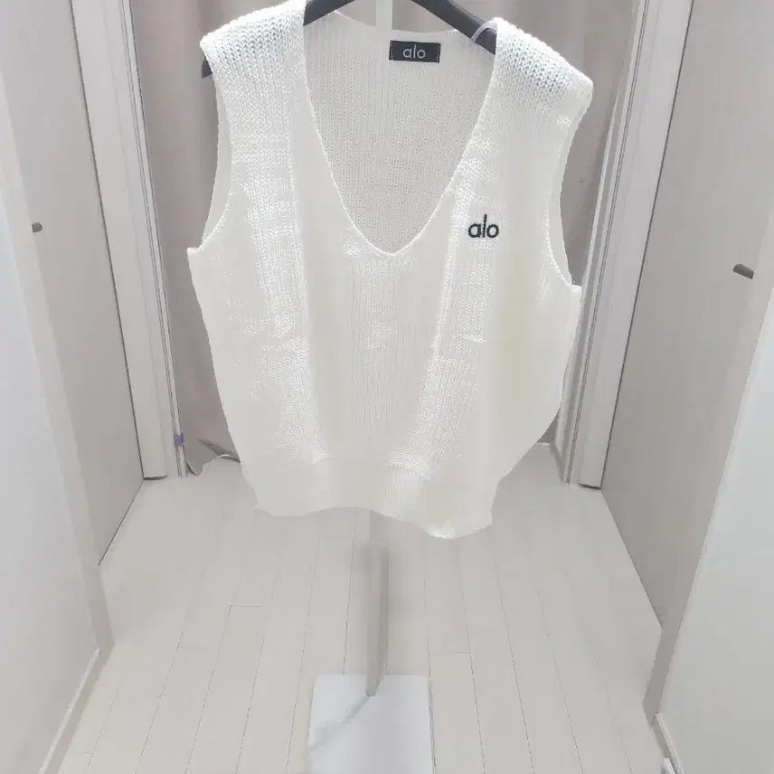 [BUNJANG] ALO V-Neck Knit Vest (White/Black) / ALO 화이트 /블랙 (택하기)니트 조끼 베스트