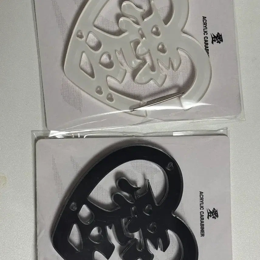 [BUNJANG] TwoNim Acrylic Carabiner Keychain (Black, White) / two님 사랑애 아크릴 카라비너 (블랙, 화이트) 키링, 가챠 걸면 굿