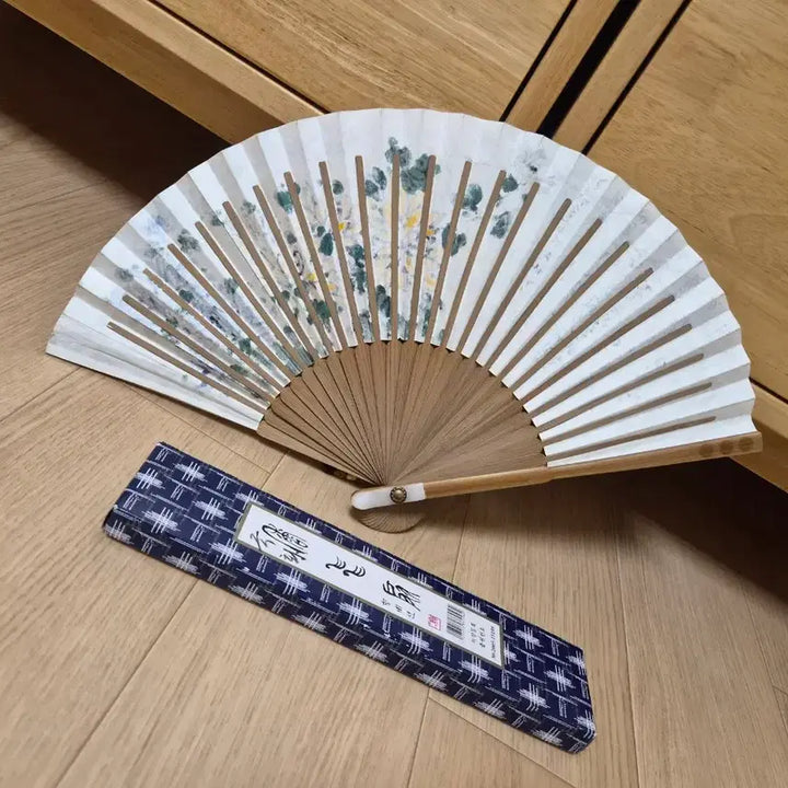 [BUNJANG] Luxury Folding Fan with Chrysanthemum Painting / 고급 전통 접이식 부채 (국화 그림)