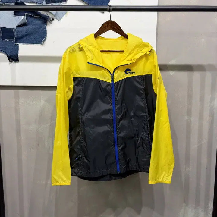 [BUNJANG] Nepa Color-Block Lightweight Windbreaker Jacket / (105) 네파 아웃도어 배색 홑겹 바람막이 자켓