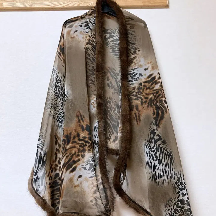 [BUNJANG] Leopard Print Faux Fur Trimmed Shawl / 레오파드 퍼 트리밍 숄