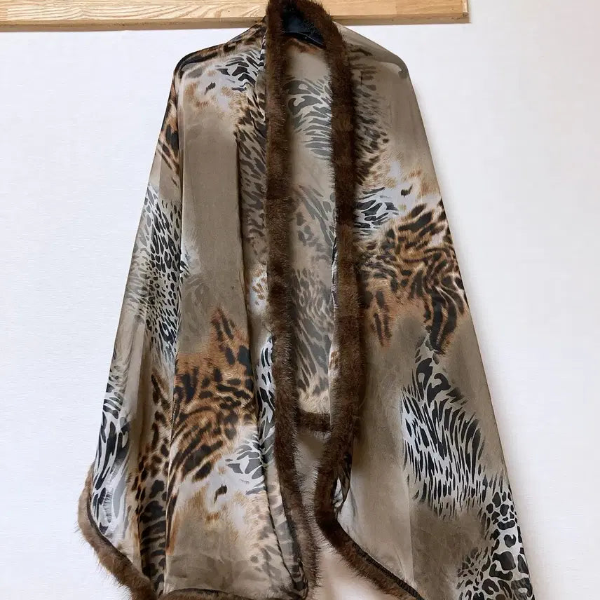 [BUNJANG] Leopard Print Faux Fur Trimmed Shawl / 레오파드 퍼 트리밍 숄