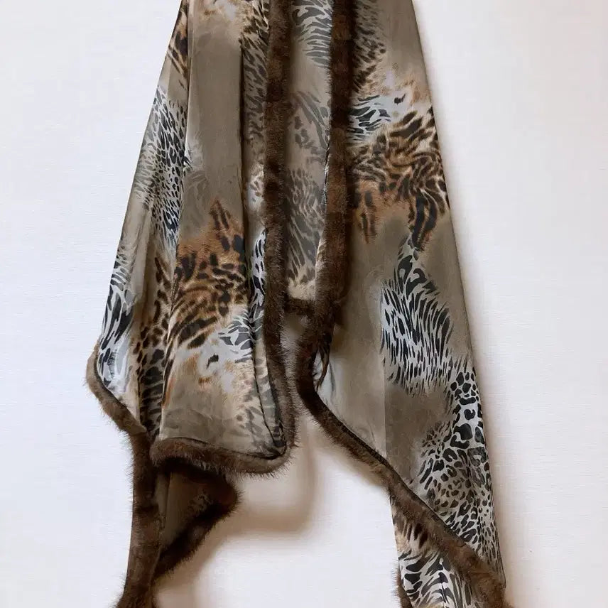 [BUNJANG] Leopard Print Faux Fur Trimmed Shawl / 레오파드 퍼 트리밍 숄