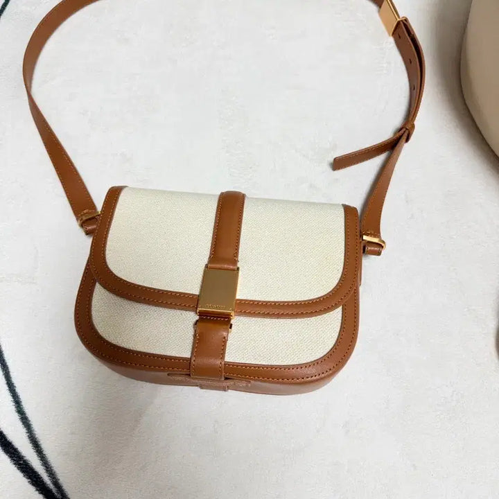[BUNJANG] Couronne Leche Blanc Crossbody Bag / 쿠론 르쉬블랑 크로스백