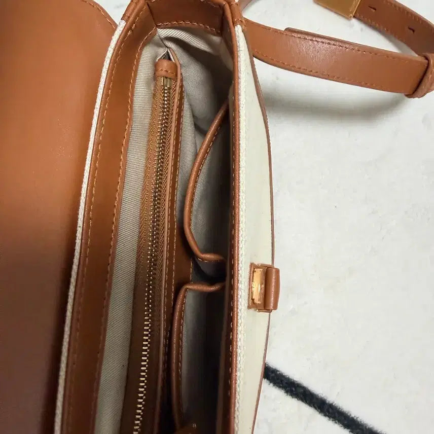 [BUNJANG] Couronne Leche Blanc Crossbody Bag / 쿠론 르쉬블랑 크로스백