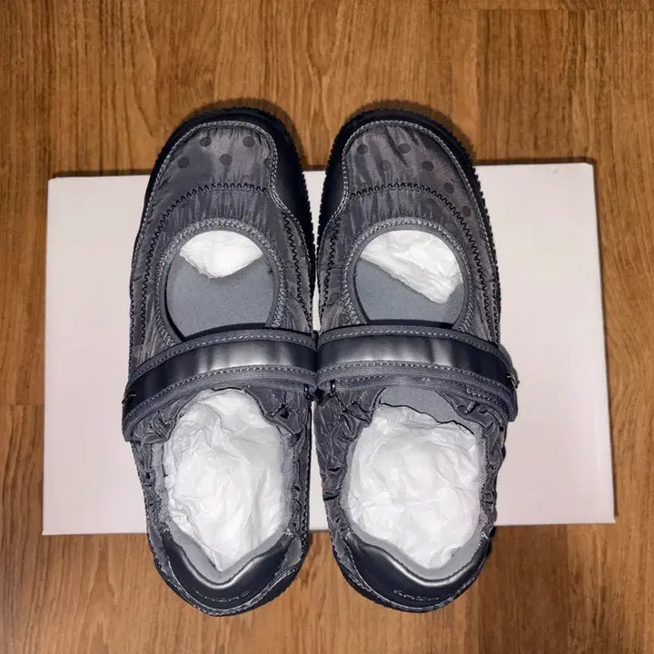 [BUNJANG] LUPA Shirring Velcro Sneakers - Charcoal Dot / -기호- LUPA 셔링 벨크로 스니커즈 / 차콜 도트