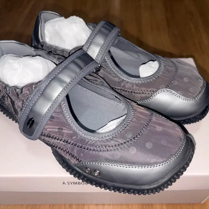 [BUNJANG] LUPA Shirring Velcro Sneakers - Charcoal Dot / -기호- LUPA 셔링 벨크로 스니커즈 / 차콜 도트