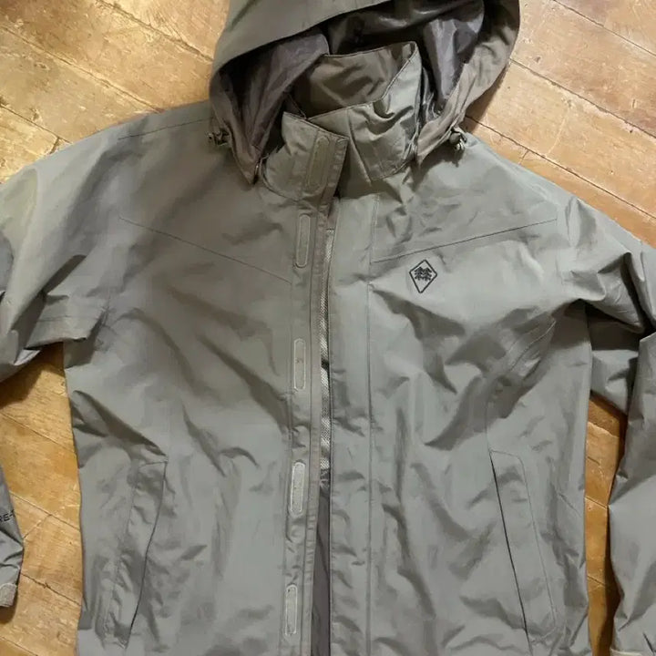 [SOLD OUT] 코오롱스포츠 고어텍스 자켓 베이지 (100)