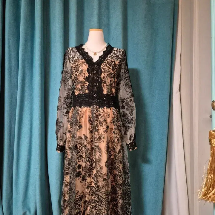 [BUNJANG] Imported Embroidered Lace Long Dress with Back Zipper / 수입 자수 레이스 뒷지퍼 롱원피스