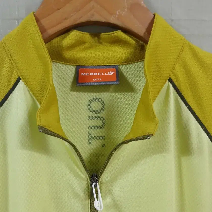 [BUNJANG] Merrell Short-Sleeve Zip-Up T-Shirt Green/Yellow / 메렐 반팔 집업 티셔츠 그린/옐로우 새상품