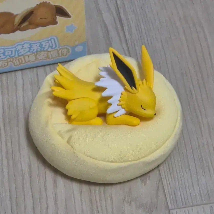[BUNJANG] Pokemon Sleeping Jolteon Figure / 포켓몬스터 잠자는 이브이즈 쥬피썬더 피규어