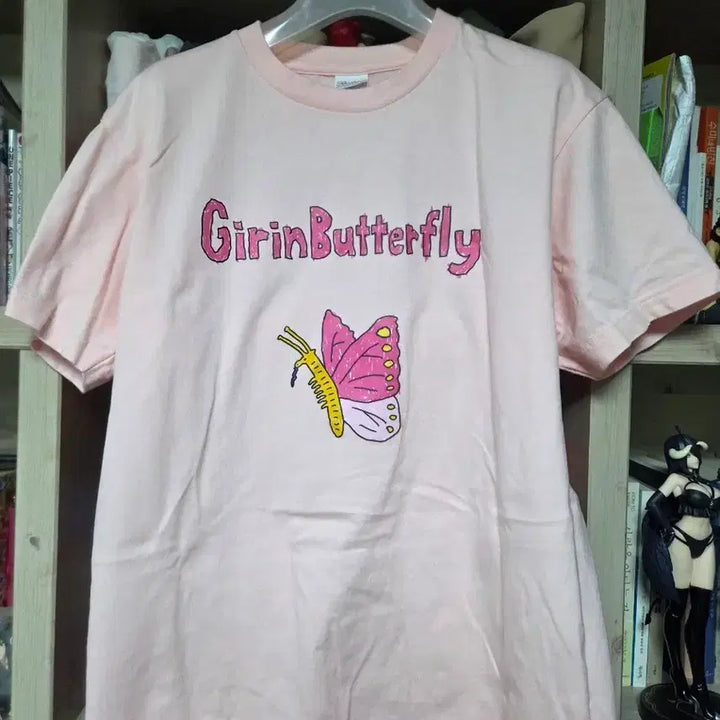[BUNJANG] Left Hand Giraffe Illustration Fair Pink Giraffe Butterfly Print Short Sleeve T-Shirt (M) / (왼그기그) 인천 일러스트 페어/ 핑크 기린나비 프린팅 반팔티 M사이즈