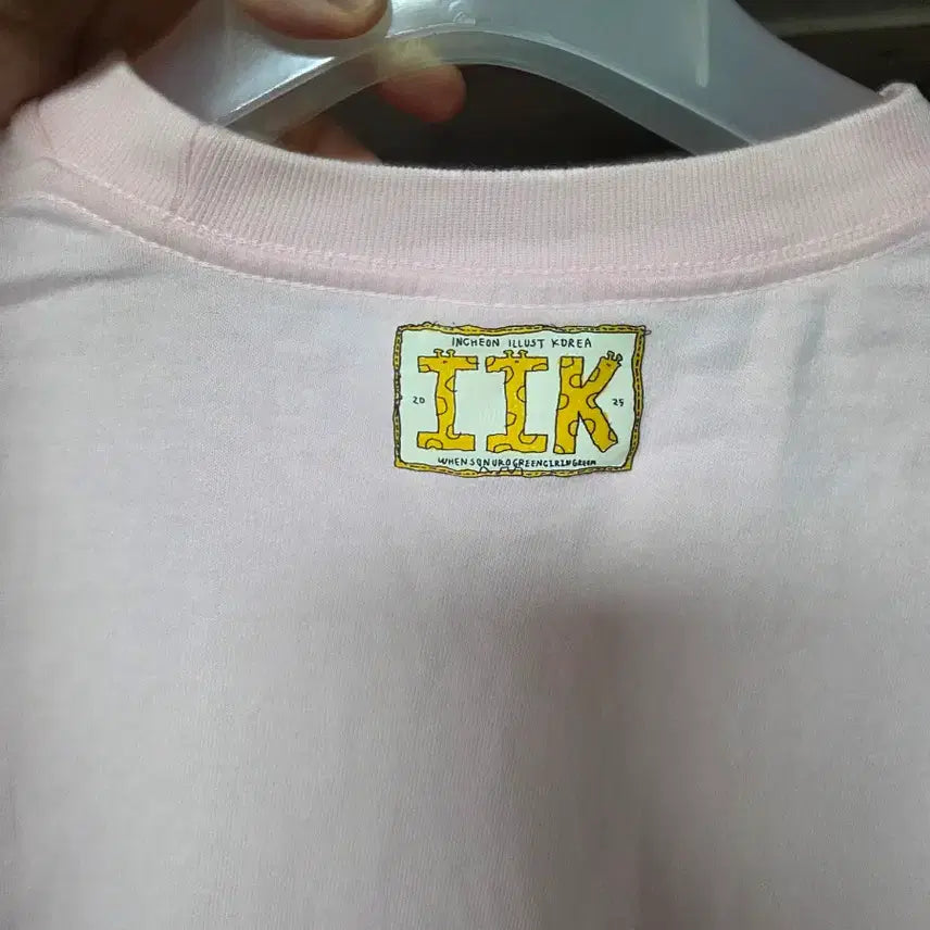 [BUNJANG] Left Hand Giraffe Illustration Fair Pink Giraffe Butterfly Print Short Sleeve T-Shirt (M) / (왼그기그) 인천 일러스트 페어/ 핑크 기린나비 프린팅 반팔티 M사이즈
