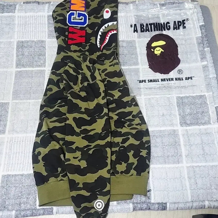 [SOLD OUT] 베이프 샤크 녹계 후드집업