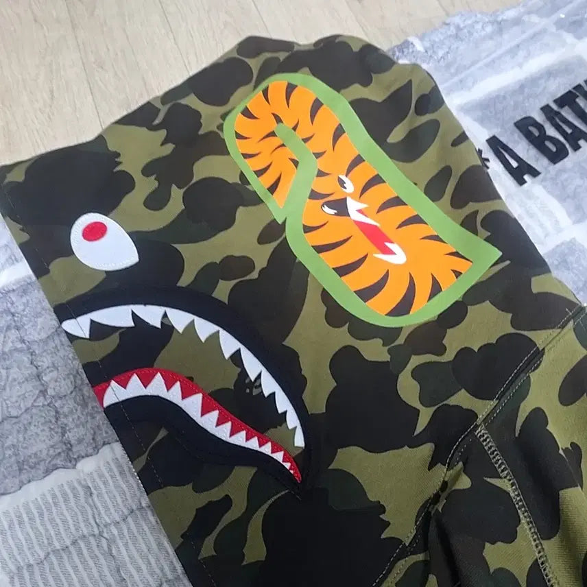 [SOLD OUT] 베이프 샤크 녹계 후드집업