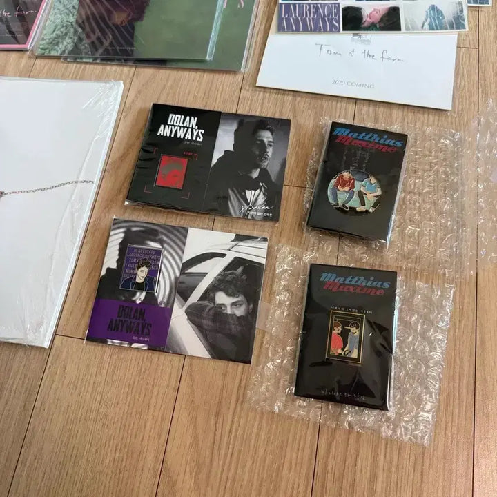 [BUNJANG] Xavier Dolan Film Merchandise Bundle (Badges, Stickers, Postcards, Posters, Photobook) / 자비에돌란 뱃지 마미 로렌스애니웨이 스티커 엽서세트 마티마스와막심 포스터