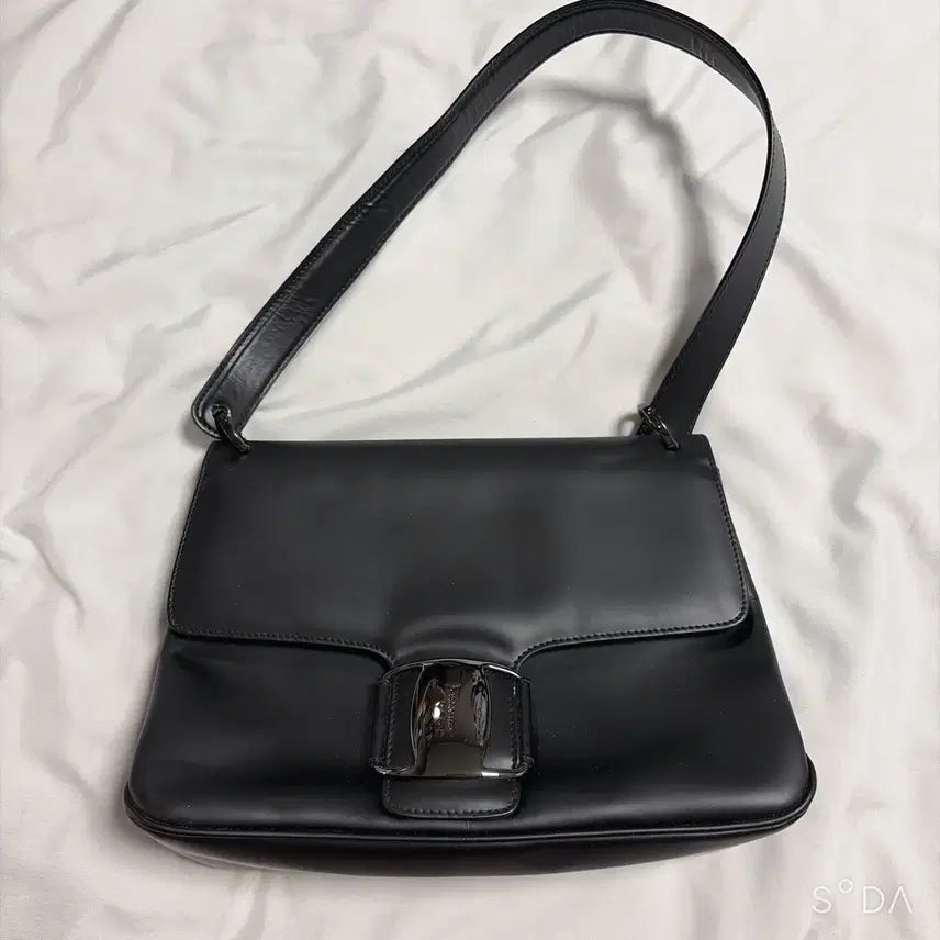[BUNJANG] Salvatore Ferragamo Black Leather Shoulder Bag / 페라가모 블랙 레더 숄더백