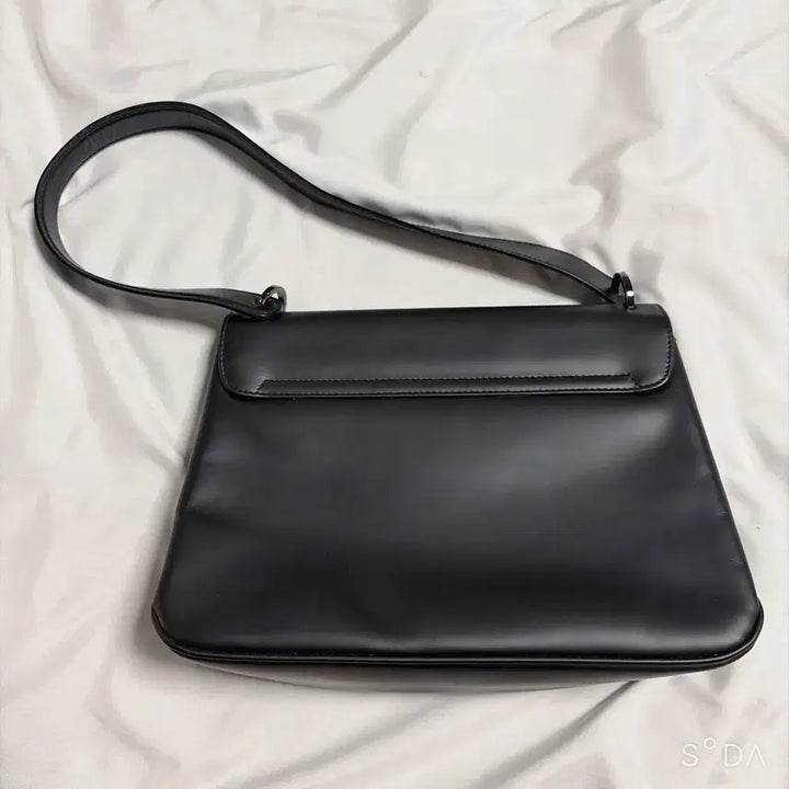 [BUNJANG] Salvatore Ferragamo Black Leather Shoulder Bag / 페라가모 블랙 레더 숄더백