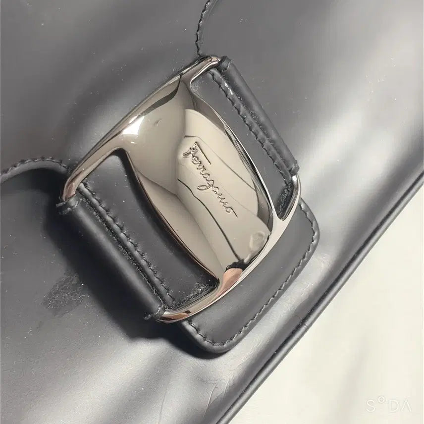 [BUNJANG] Salvatore Ferragamo Black Leather Shoulder Bag / 페라가모 블랙 레더 숄더백