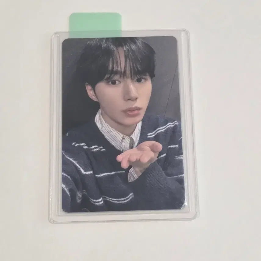 [BUNJANG] ALDI ONE x Tous Les Jours Junseo Photocard (Version A) / 알디원 뚜레쥬르 포카 a버전 준서