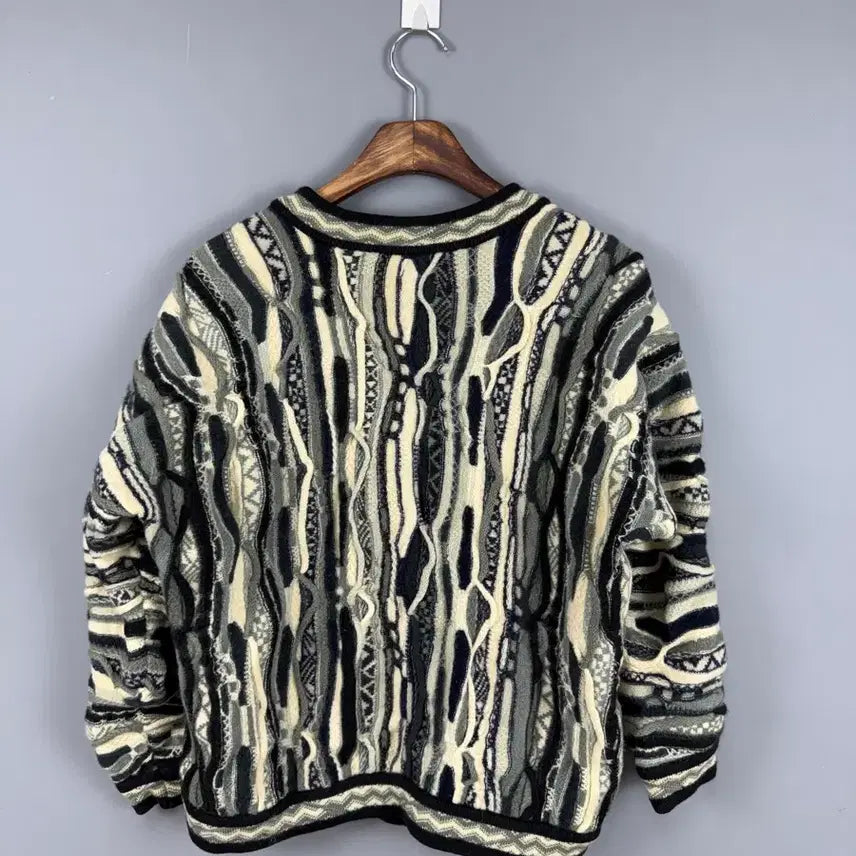 [BUNJANG] Cooji 3D Knit V-Neck Cardigan (Size L) / 쿠지 3D 니트 브이넥 가디건 E66