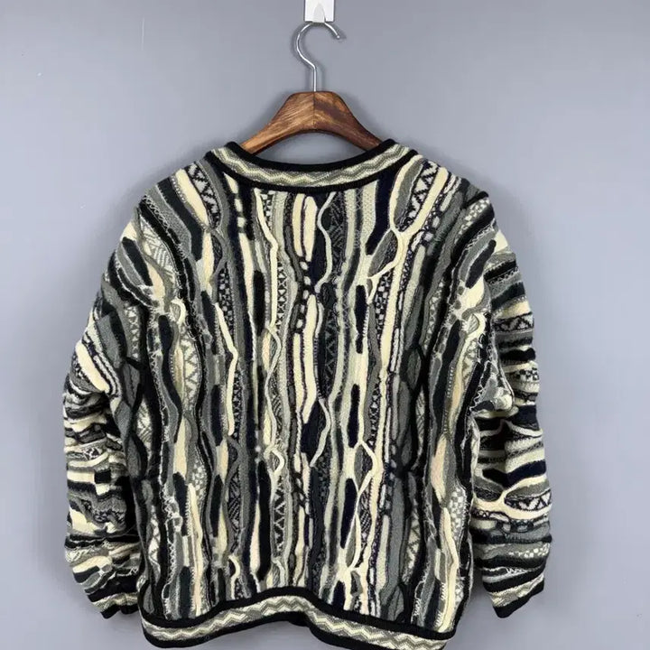 [BUNJANG] Cooji 3D Knit V-Neck Cardigan (Size L) / 쿠지 3D 니트 브이넥 가디건 E66