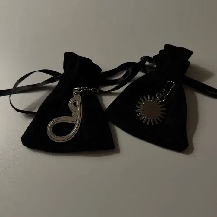 [BUNJANG] Jennie x Beats Limited Edition Charm Keychain Set (2 Types) / 제니 비츠 한정판 키링 참 새상품 2종 세트