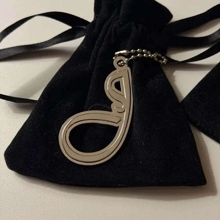 [BUNJANG] Jennie x Beats Limited Edition Charm Keychain Set (2 Types) / 제니 비츠 한정판 키링 참 새상품 2종 세트