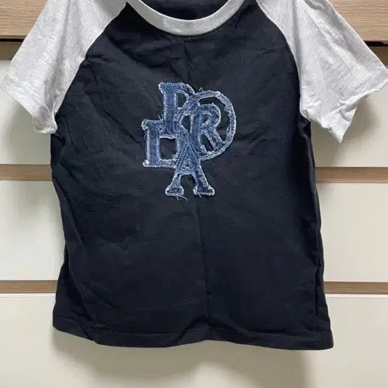 [BUNJANG] Frenda Patch Raglan Sleeve T-Shirt / 프렌다 패치 반팔 티셔츠