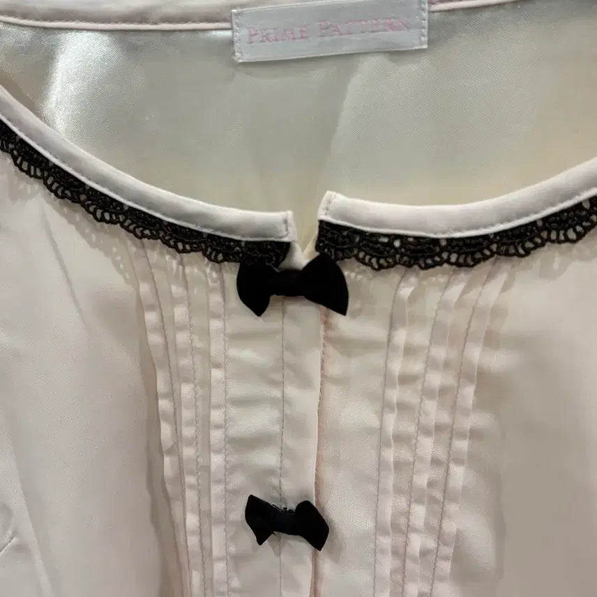 [BUNJANG] Sweetheart Ribbed Button Blouse / 라떼갸루 로걀 딸기초코 딸초 리본 단추 블라우스