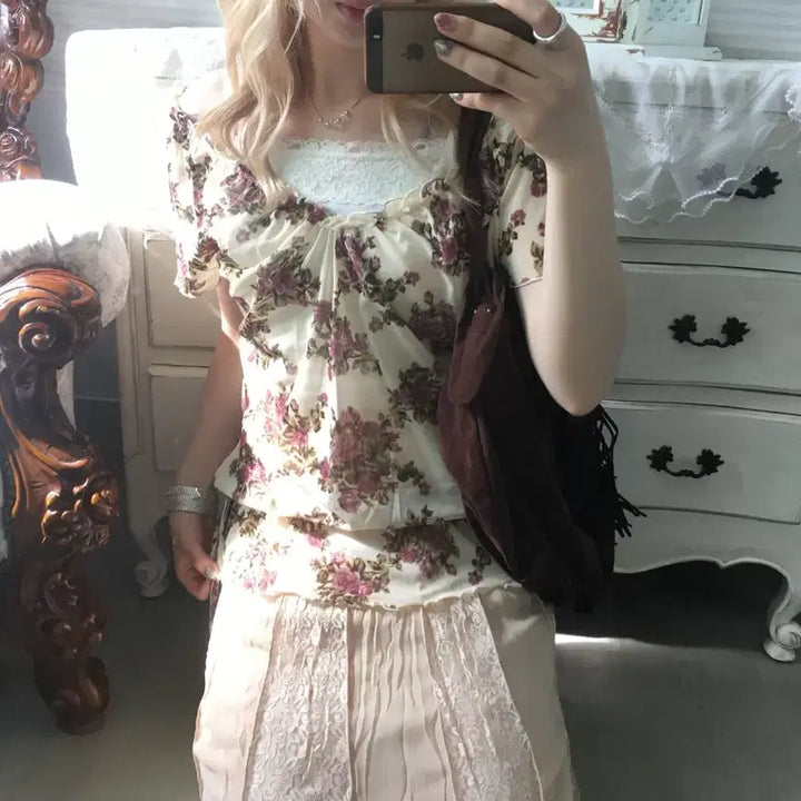 [BUNJANG] Vintage Rose Off-Shoulder Blouse + Lace Sleeveless Set / Set)오프숄더 로즈 블라우스 + 레이스 슬리브리스
