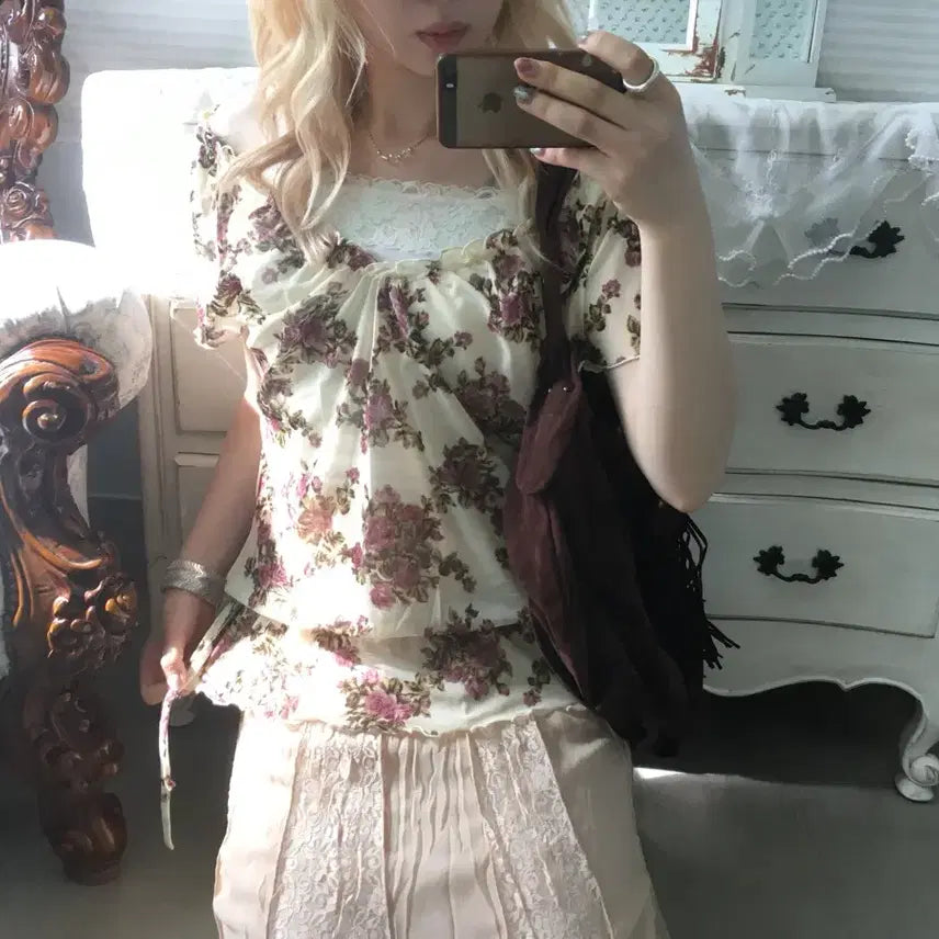 [BUNJANG] Vintage Rose Off-Shoulder Blouse + Lace Sleeveless Set / Set)오프숄더 로즈 블라우스 + 레이스 슬리브리스
