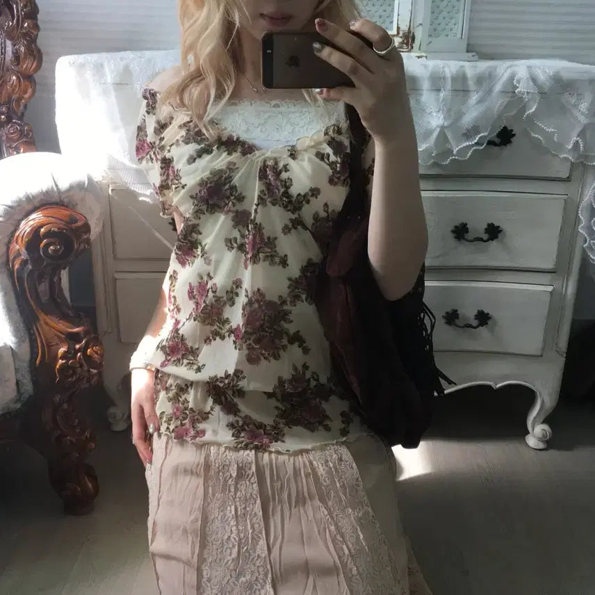 [BUNJANG] Vintage Rose Off-Shoulder Blouse + Lace Sleeveless Set / Set)오프숄더 로즈 블라우스 + 레이스 슬리브리스