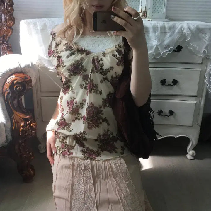 [BUNJANG] Vintage Rose Off-Shoulder Blouse + Lace Sleeveless Set / Set)오프숄더 로즈 블라우스 + 레이스 슬리브리스