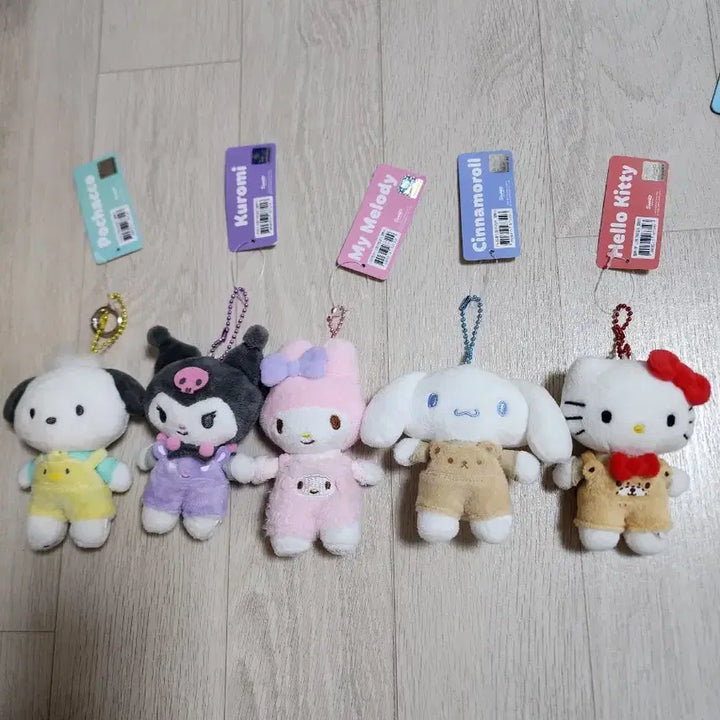 [BUNJANG] Sanrio Overalls Plush Keychain (Cinnamoroll, Marroncream, Hello Kitty, Kuromi, etc.) / 산리오 멜빵바지 인형 키링(시나모롤,마멜,키티,쿠로미 등)