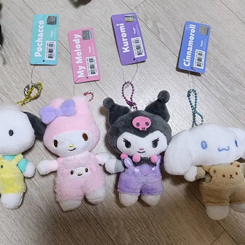 [BUNJANG] Sanrio Overalls Plush Keychain (Cinnamoroll, Marroncream, Hello Kitty, Kuromi, etc.) / 산리오 멜빵바지 인형 키링(시나모롤,마멜,키티,쿠로미 등)