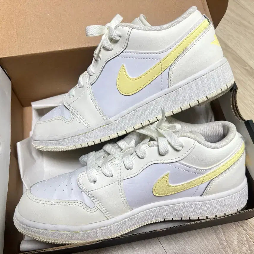 [BUNJANG] Nike Air Jordan 1 Low White/Yellow Sneakers / 235 나이키 에어 조던1 로우 화이트/옐로우 운동화