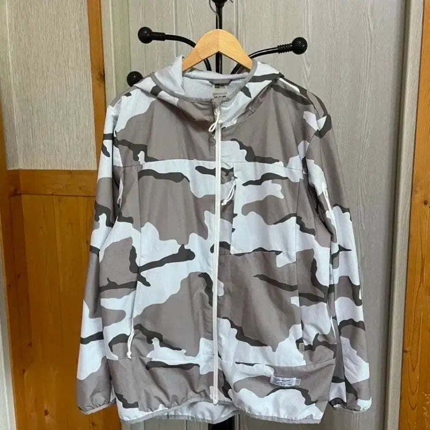 [BUNJANG] New Era Camouflage Pattern Hooded Zip-Up Jacket (Size 100) / 100 뉴에라 남성 후드집업