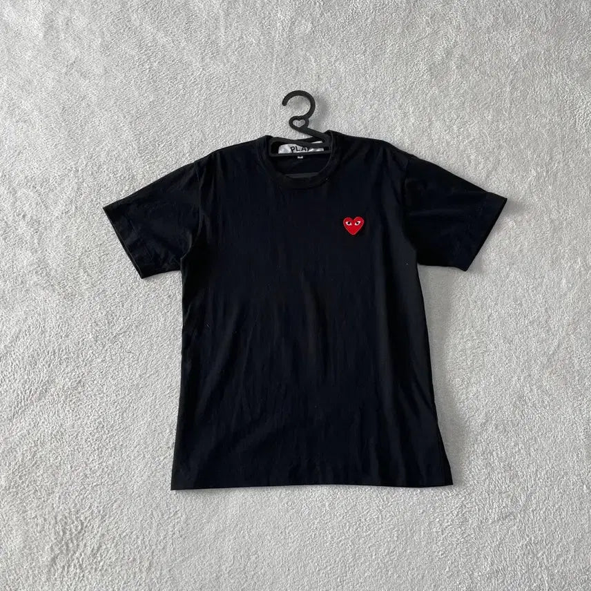 [BUNJANG] Comme des Garçons Black T-Shirt Red Emblem / S 꼼데가르송 블랙 반팔티셔츠 레드와펜