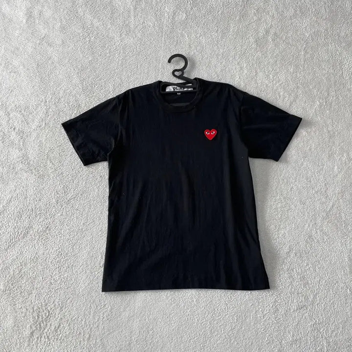 [BUNJANG] Comme des Garçons Black T-Shirt Red Emblem / S 꼼데가르송 블랙 반팔티셔츠 레드와펜