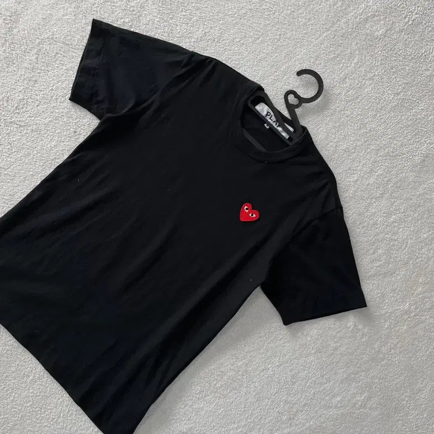 [BUNJANG] Comme des Garçons Black T-Shirt Red Emblem / S 꼼데가르송 블랙 반팔티셔츠 레드와펜