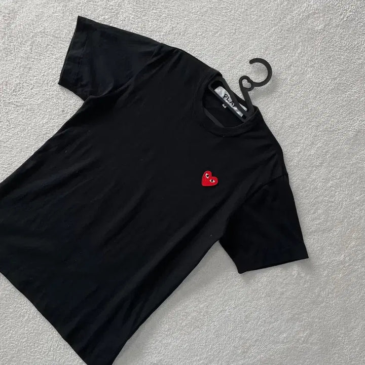 [BUNJANG] Comme des Garçons Black T-Shirt Red Emblem / S 꼼데가르송 블랙 반팔티셔츠 레드와펜