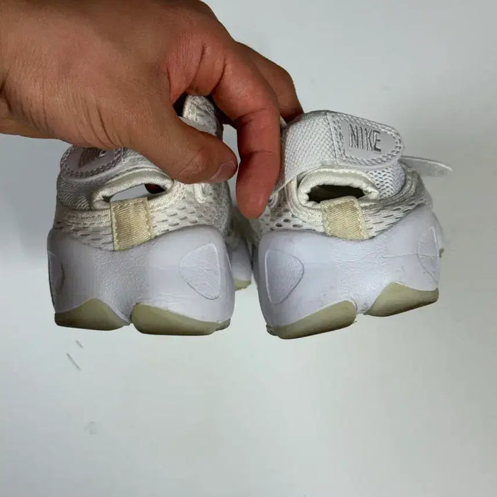 [BUNJANG] Nike Air Rift White Sneakers (240mm) / 나이키 에어리프트 240