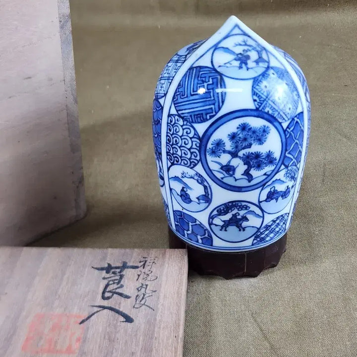 [BUNJANG] Hand-Painted Celadon Porcelain Tea Caddy with Pine, Bamboo, Plum, and Landscape Motifs / 손그림 청화백자 송,죽,매,와풍속도 그림 차통