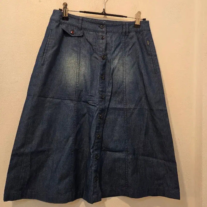 [BUNJANG] Hazzys A-Line Denim Skirt Button Detail / 헤지스  청 데님 A라인 스커트 버튼 스타일