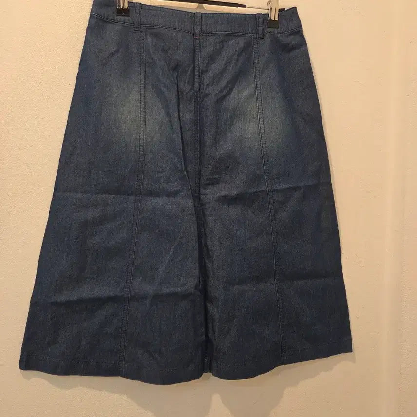 [BUNJANG] Hazzys A-Line Denim Skirt Button Detail / 헤지스  청 데님 A라인 스커트 버튼 스타일