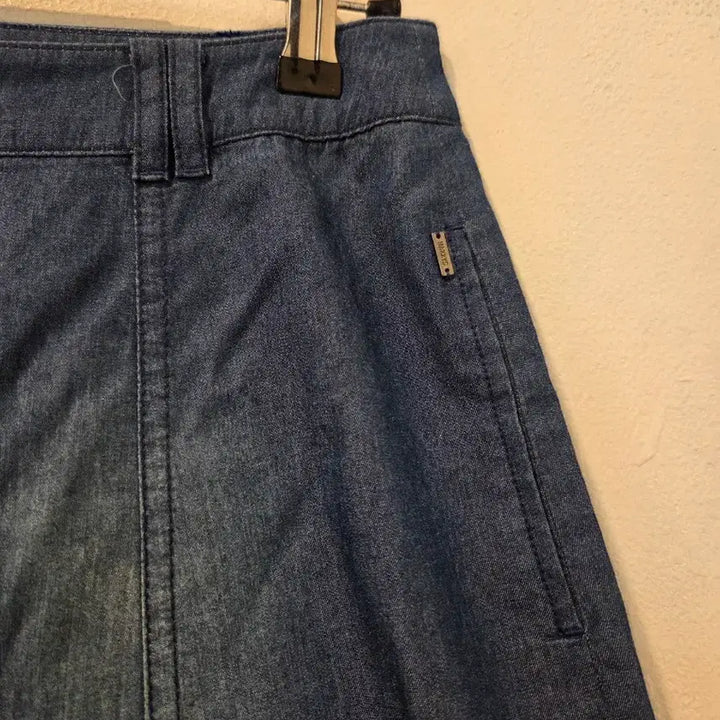 [BUNJANG] Hazzys A-Line Denim Skirt Button Detail / 헤지스  청 데님 A라인 스커트 버튼 스타일