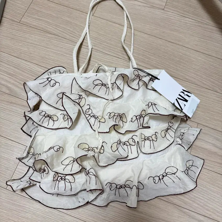 [BUNJANG] Zara Canvas Bag with Ant Embroidery / 새상품 자라 천가방